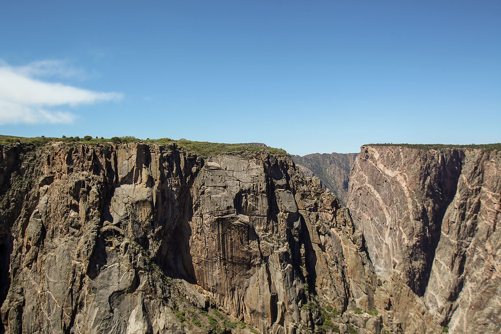 Sunny day on the canyon rim of Black Canyon of the Gunnison National Park